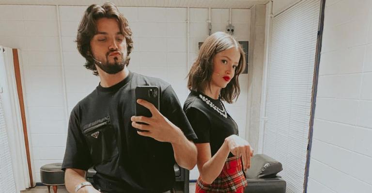 Rodrigo Simas divide clique de Agatha Moreira ao acordar e fãs elogiam casal: ”Fofos”