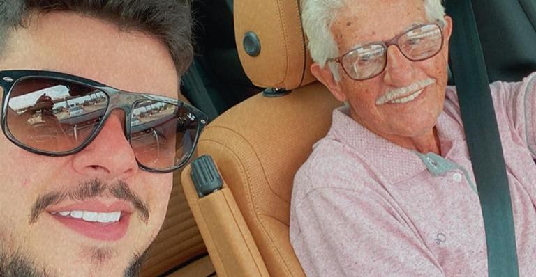 Sertanejo Cristiano presta homenagem ao pai no dia do aniversário: ”Incrível”