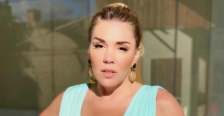 Simony dispensa sutiã e aposta em decotão enorme e fenda até o limite: ”Deslumbrante”