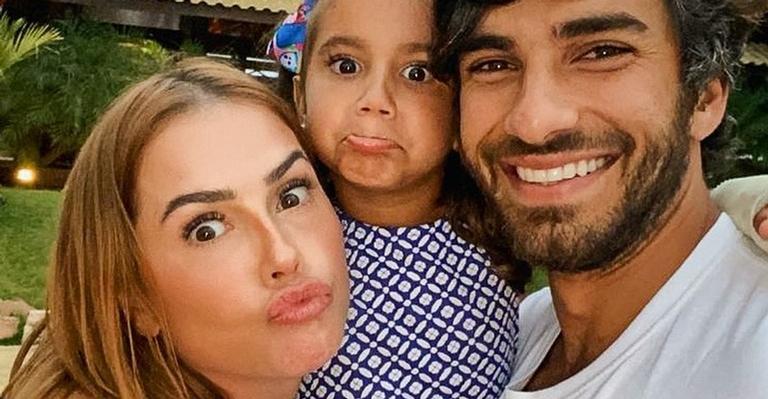 Após aniversário, Deborah Secco posa com a família: ”O meu melhor presente”