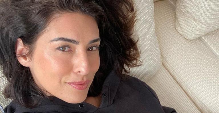 Fernanda Paes Leme encanta ao posar com dois lindos cachorrinhos