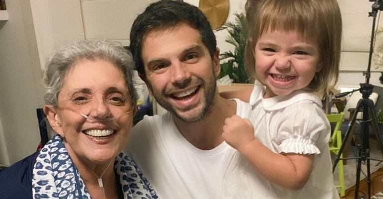 Duda Nagle posa em família e comemora retorno da mãe para casa: ”Juntando os meus amores”
