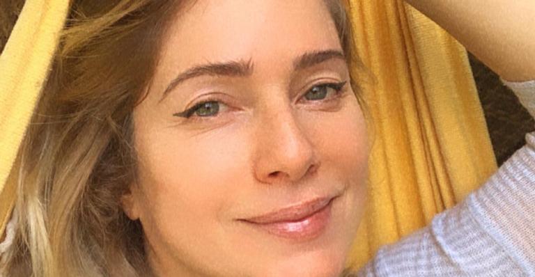 Leticia Spiller esbanja alegria ao curtir o dia na praia: ”Será que eu tô feliz?”