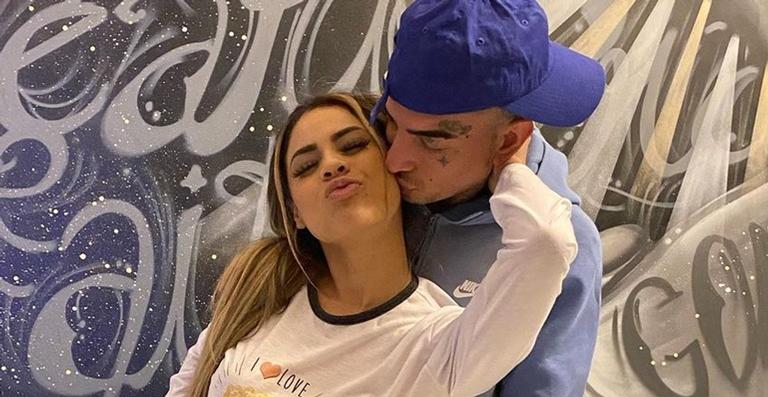 De biquíni laranja, Lexa exibe corpão e chama atenção do marido, MC Guimê