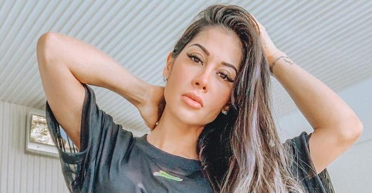 Mayra Cardi faz ensaio sensual, mas pé misterioso chama atenção: ”Espero que não seja do Arthur”