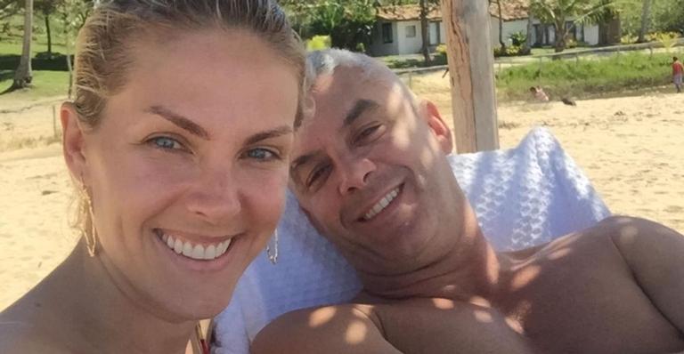 Ana Hickmann posa para clique divertido ao lado do marido: ”A gente se diverte juntos”