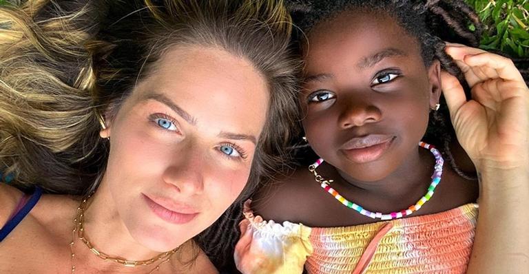 Giovanna Ewbank posta clique encantador ao lado da filha: ”Minha cara metade”