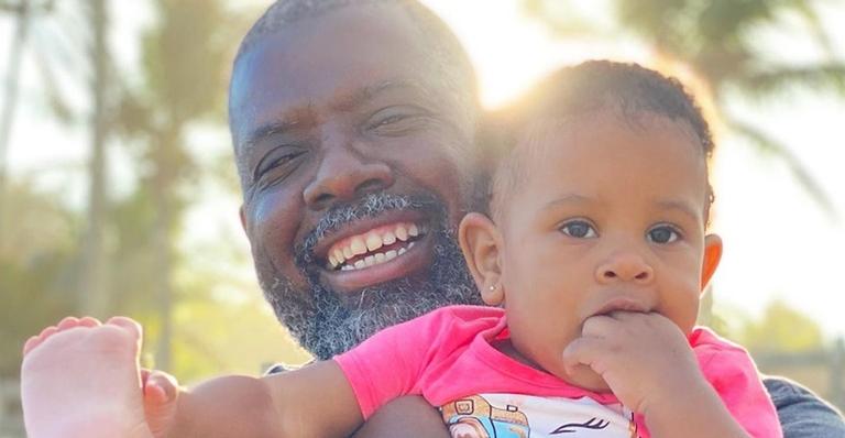 Péricles celebra dez meses da filha, Maria Helena: ”Me faz feliz a cada dia”