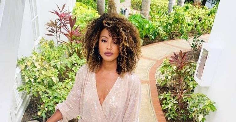 Sheron Menezzes posa sorridente ao curtir domingo de descanso: ”Repor as energias faz bem”