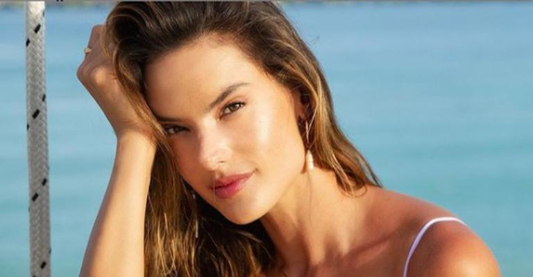 Super decotada, Alessandra Ambrosio chama atenção de biquíni