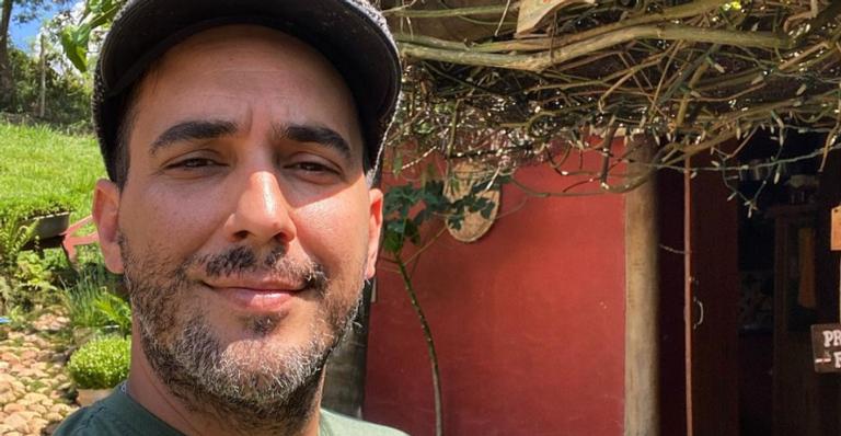 André Marques surge na web em momento de carinho com sua cadela: ”Seguimos fortes né filha?”