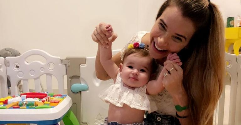 Dany Bananinha comemora o oitavo mês da filha, Lara: ”Viva nossa sereia”