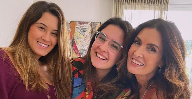 Filha de Fátima Bernardes posa na piscina com maiô cavado em cenário paradisíaco: ”Monumento!”