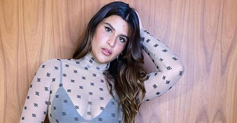 Giulia Costa posa só de body com acessórios de grife de mais de R$12,5 mil: ”Patroa!”