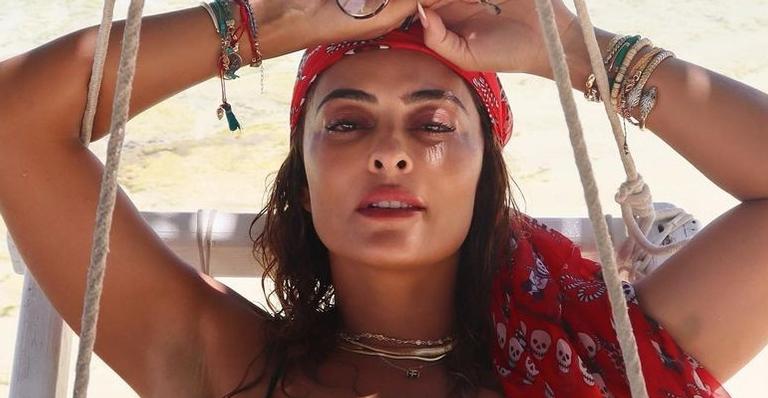 No Rio de Janeiro, Juliana Paes posa deslumbrante de biquíni e deixa web babando: ”Que mulher!”