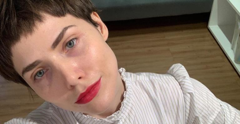Leticia Colin posa caracterizada como sua mais nova personagem: ”Ela é atriz, ela”