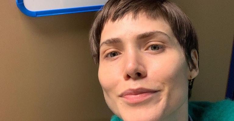 Leticia Colin diverte a web ao tentar calçar os sapatos do filho
