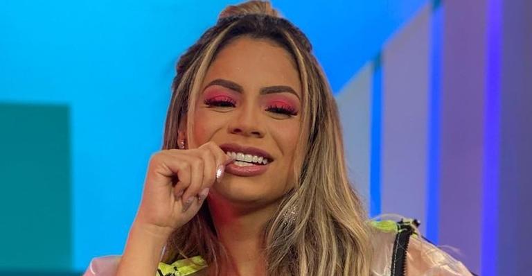 Lexa posa de biquíni em frente ao espelho e ostenta curvas impecáveis: ”Que corpo é esse?”