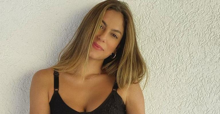 Na Bahia, Mari Gonzalez empina o bumbum com biquíni fio dental e deixa web babando: ”Surreal!”