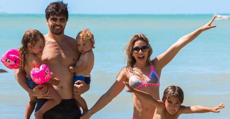 Patricia Abravanel posa para adoráveis registros em família