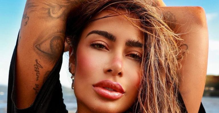 Rafaella Santos ostenta curvas impecáveis de biquíni, mas web aponta retoques: ”Forçou demais!”