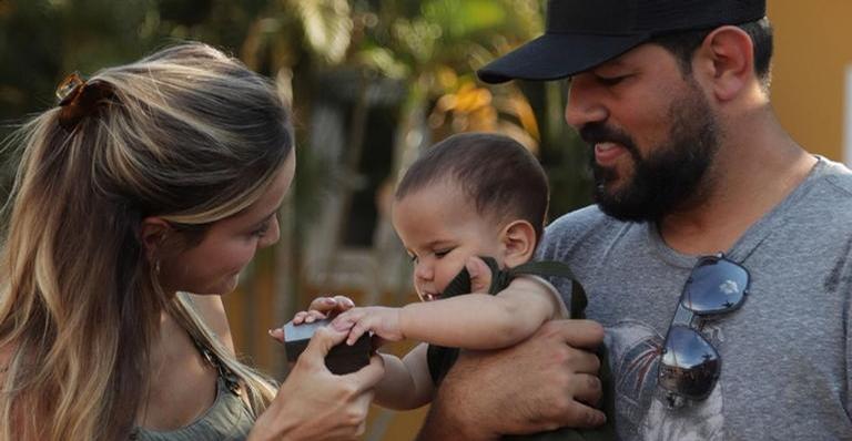 No haras da família, Biah e Sorocaba plantam umbigo do filho Theo