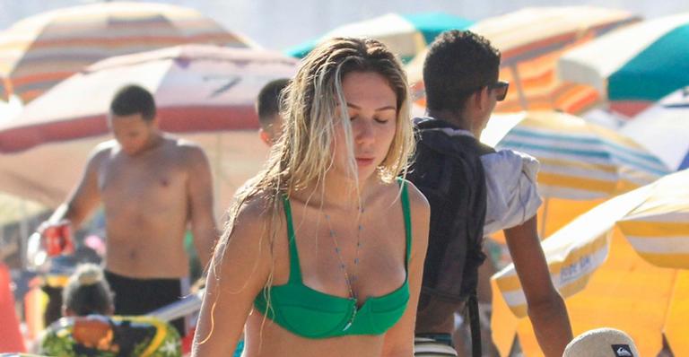 Carol Portaluppi, filha de Renato Gaúcho, exibe barriga chapada em dia de praia