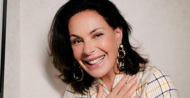 Carolina Ferraz surge toda produzida na sala de casa e brinca: ”Fazendo a linha fina”