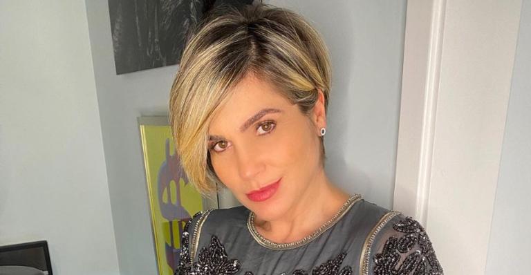 Flávia Alessandra posa com pijama estiloso e arranca elogios de fãs: ”Enfim a perfeição”