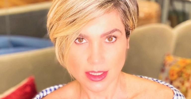 Flávia Alessandra ostenta decotão poderoso de camisola e coleciona elogios: ”Que mulher”