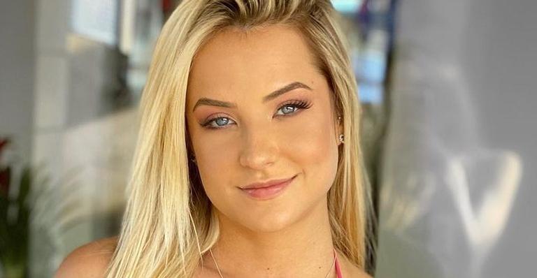 Gabi Martins empina o bumbum com biquíni fio dental em saia transparente: ”Que mulher!”