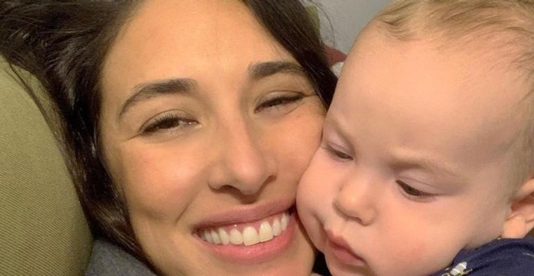 Giselle Itié posa amamentando o filho, Pedro Luna, e confessa: ”Me sinto exaurida”