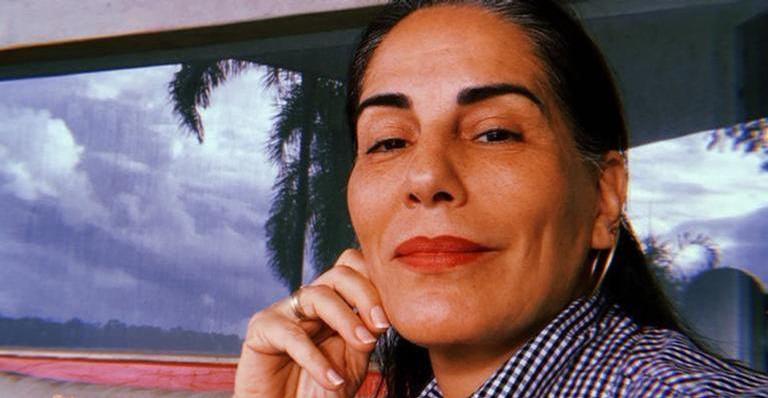 Gloria Pires encanta ao compartilhar clique com seus cachorros: ”Meus melhores dias são com eles”