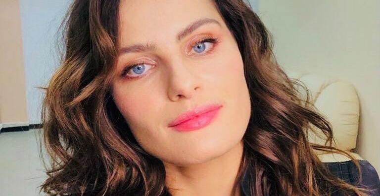 Sem sutiã, Isabeli Fontana surge belíssima com vestido decotado