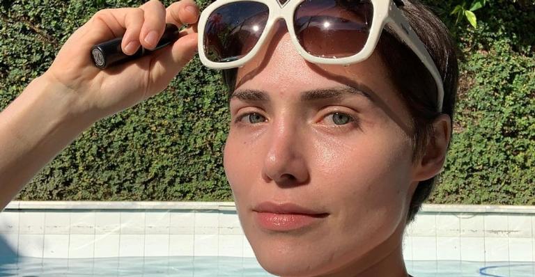 Letícia Colin é compara ao filho ao lembrar foto da infância: ”Olha o Uri na foto”