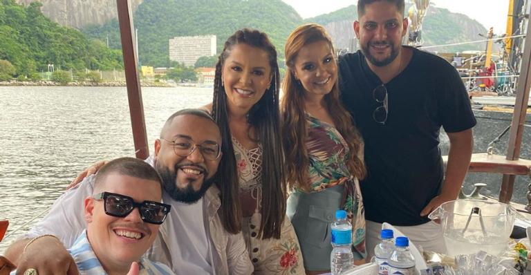 Maiara e Maraisa posam com Ferrugem, Tiee e Jorge e fãs celebram encontro: ”Que time!”