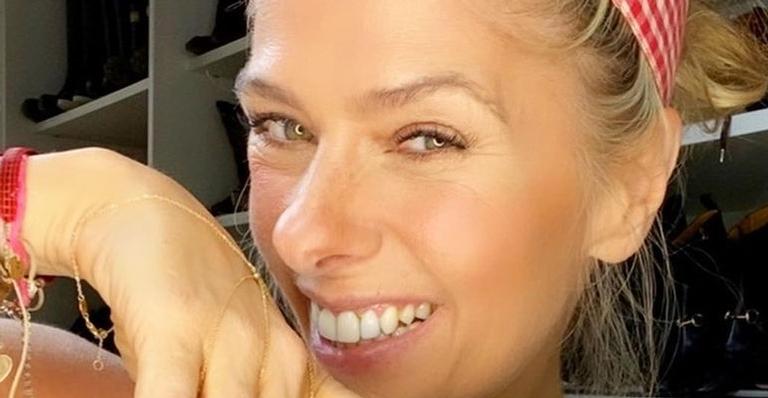 Nas Maldivas, Adriane Galisteu exibe curvas impecáveis ao posar com maiô cavadíssimo: ”Que corpo!”