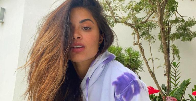 Aline Riscado surge deslumbrante com look amarelo e recebe elogios de fãs: ”Deusa!”