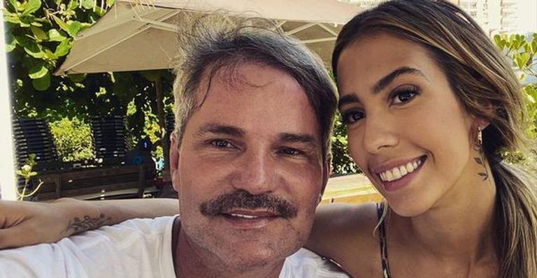 Após rumores de briga, Gabi Brandt posa com o pai de Saulo Poncio: ”Amo”