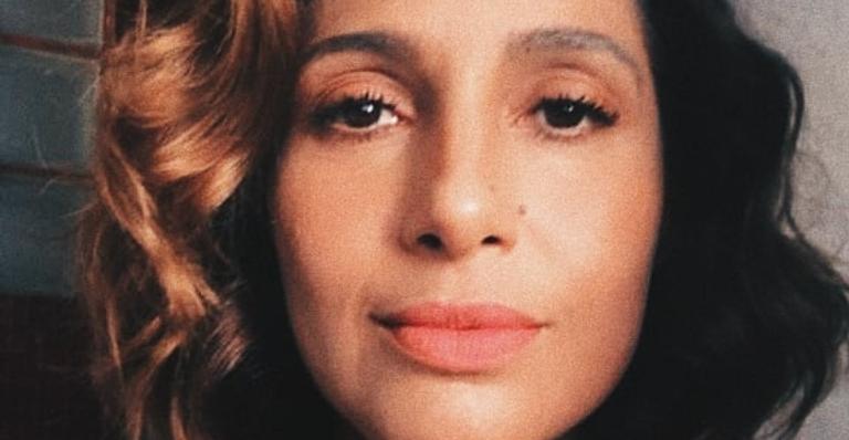 Camila Pitanga se diverte ao fazer brincadeira com seus seguidores: ”Achei algumas pitangas”