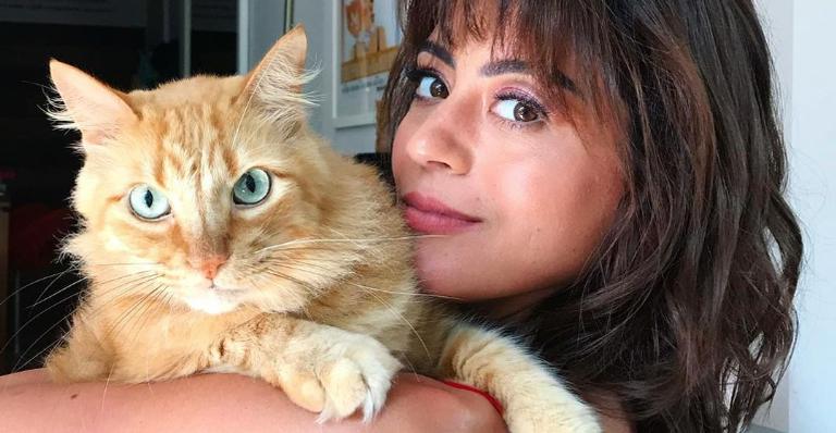 Carol Castro exibe momento de carinho com seu gato e se declara: ”Amor com pelos”