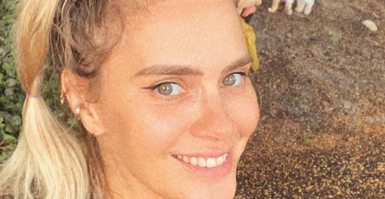 Carolina Dieckmann compartilha lindos cliques em noite de lua cheia: ”Só queria dar um beijinho”