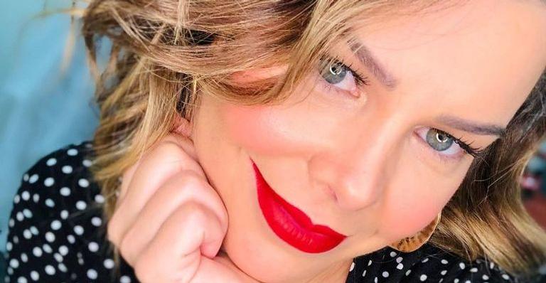 Com o blazer aberto, Fernanda Souza surpreende ao posar sem sutiã