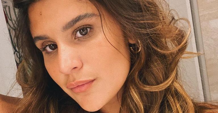 Filha de Flávia Alessandra posa só de calcinha com acessórios grifados de mais de R$15 mil