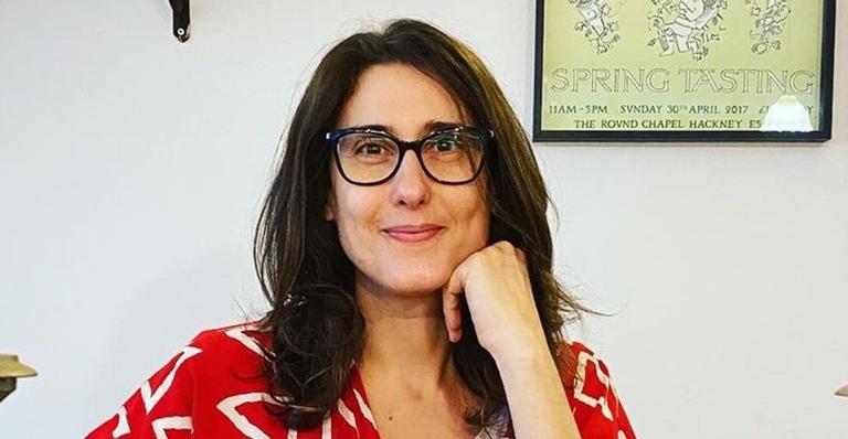 Paola Carosella posa de top, exibe barriguinha e revela: ”Demorei uns 40 anos para gostar de mim”