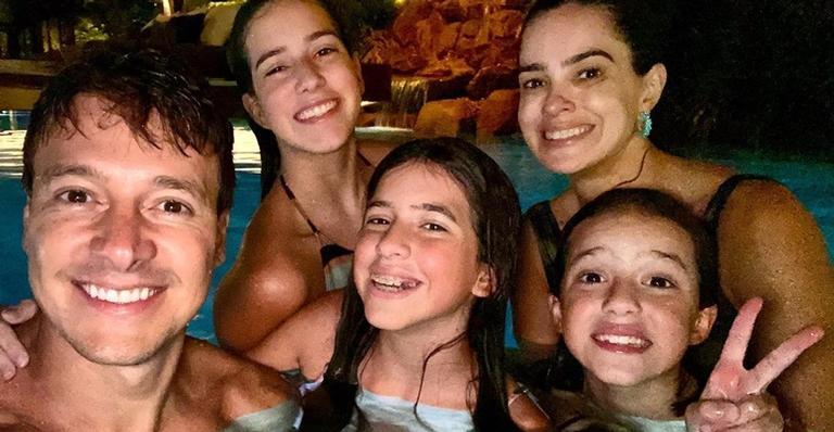 Rodrigo Faro curte piscina ao lado da esposa e filhas: ”Recarregando as baterias”