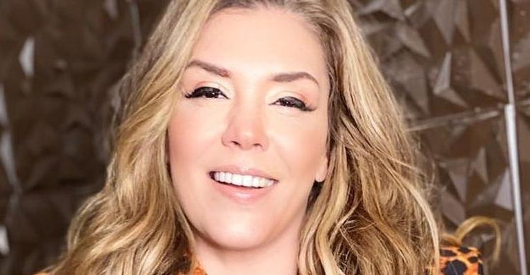 Simony posa com look arrasador e ostenta curvas impecáveis e decotão poderoso: ”Deusa!”