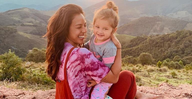 Yanna Lavigne derrete seus fãs ao mostrar a filha, Madalena brincando na natureza: ”Coisa linda!”