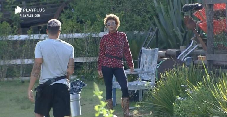 A Fazenda: Lidi Lisboa descobre que tem que usar chapéu de fazendeira e dispara: ”Catinga, podre”