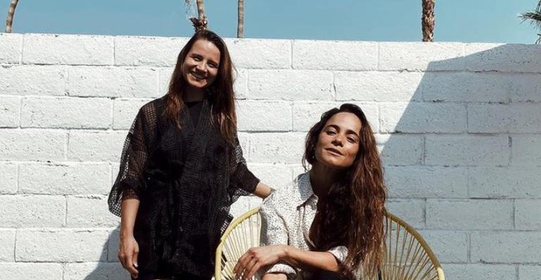 Bianca Comparato posta fotos raras ao lado da namorada, Alice Braga: ”Casal lindo”